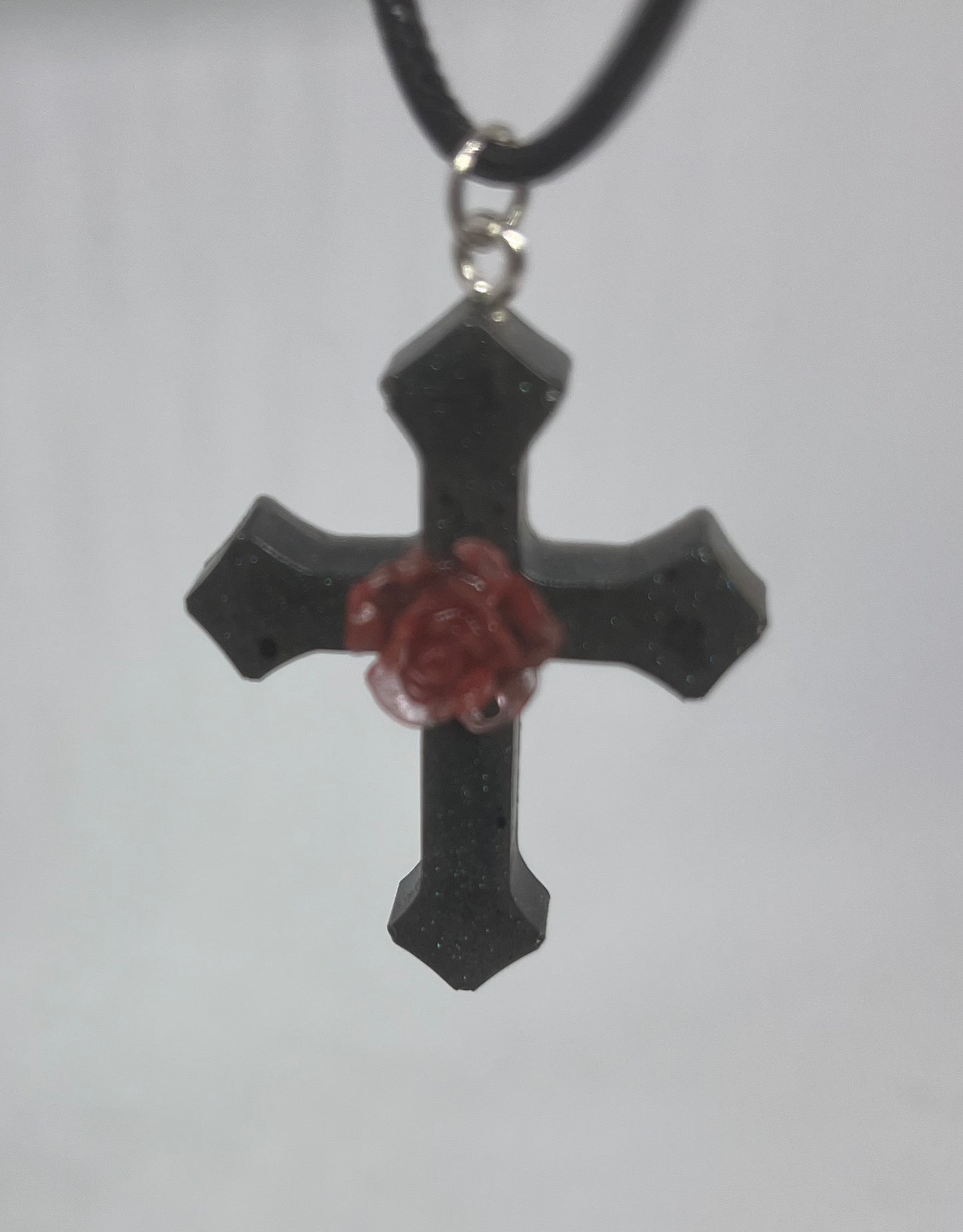 Schwarze Kreuzkette mit rotem Rosenanhänger, Gothic-Charme an Nylonkordel