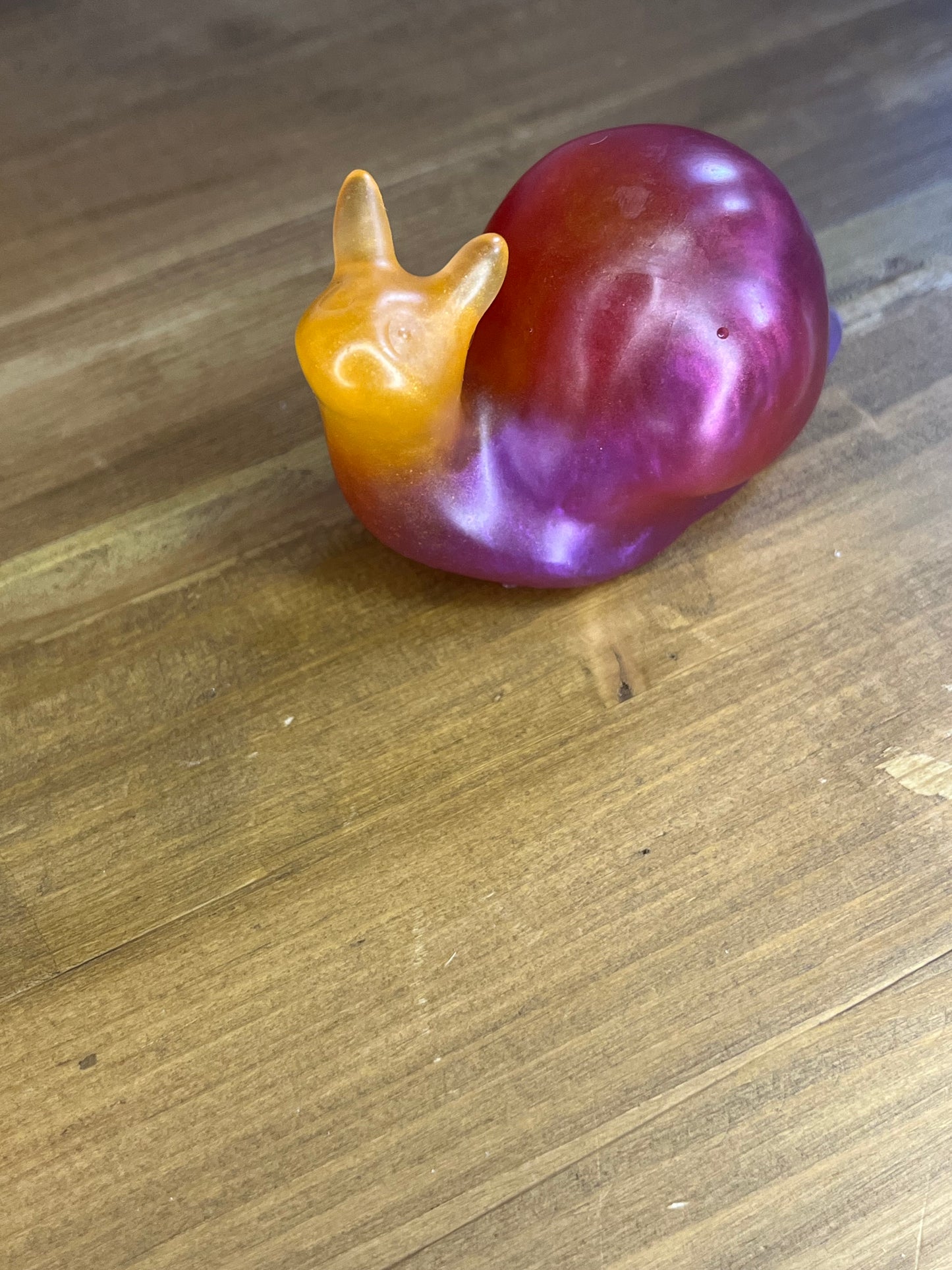 Bunte rosafarbene Schneckenfigur, Kunstskulptur für die Heimdekoration