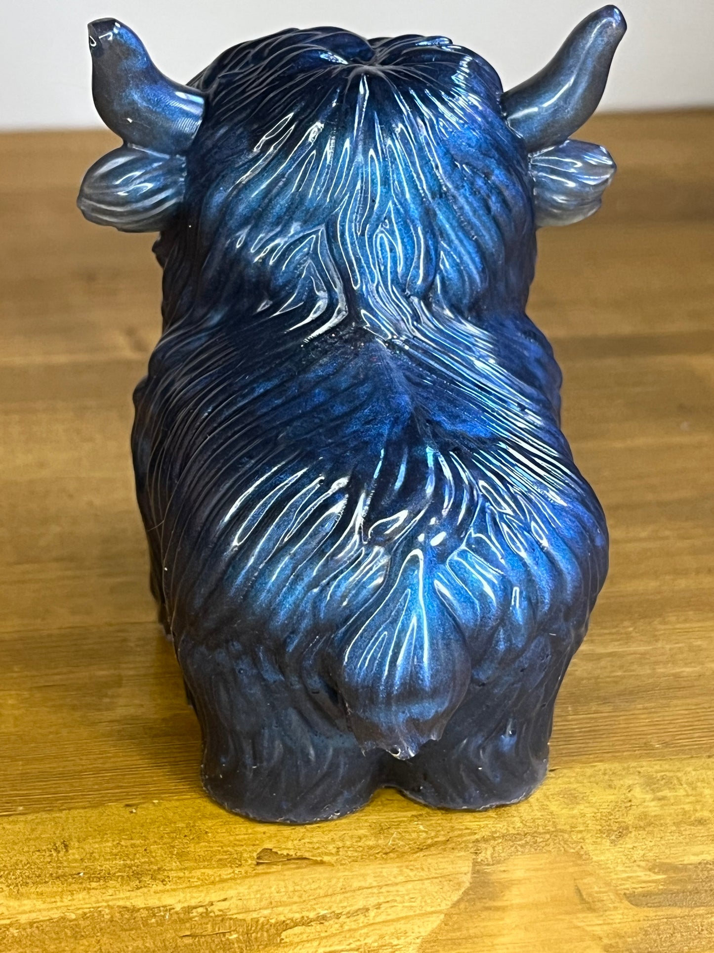 Harzblaue Hochlandrind-Figur, handgefertigtes Sammlergeschenk für Tierliebhaber, rustikaler Bauernhausstil