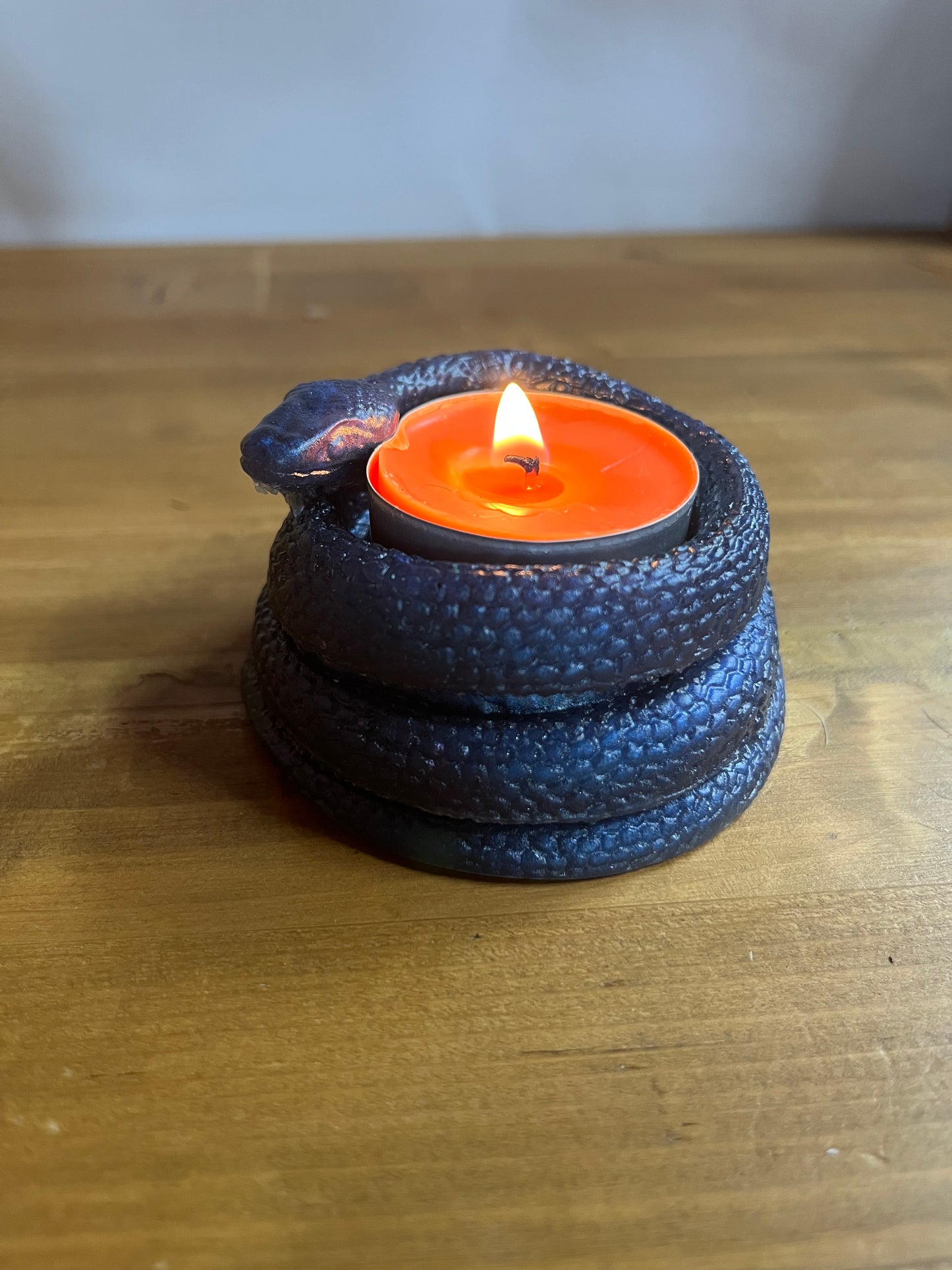 Blauer Schlangen-Teelichthalter