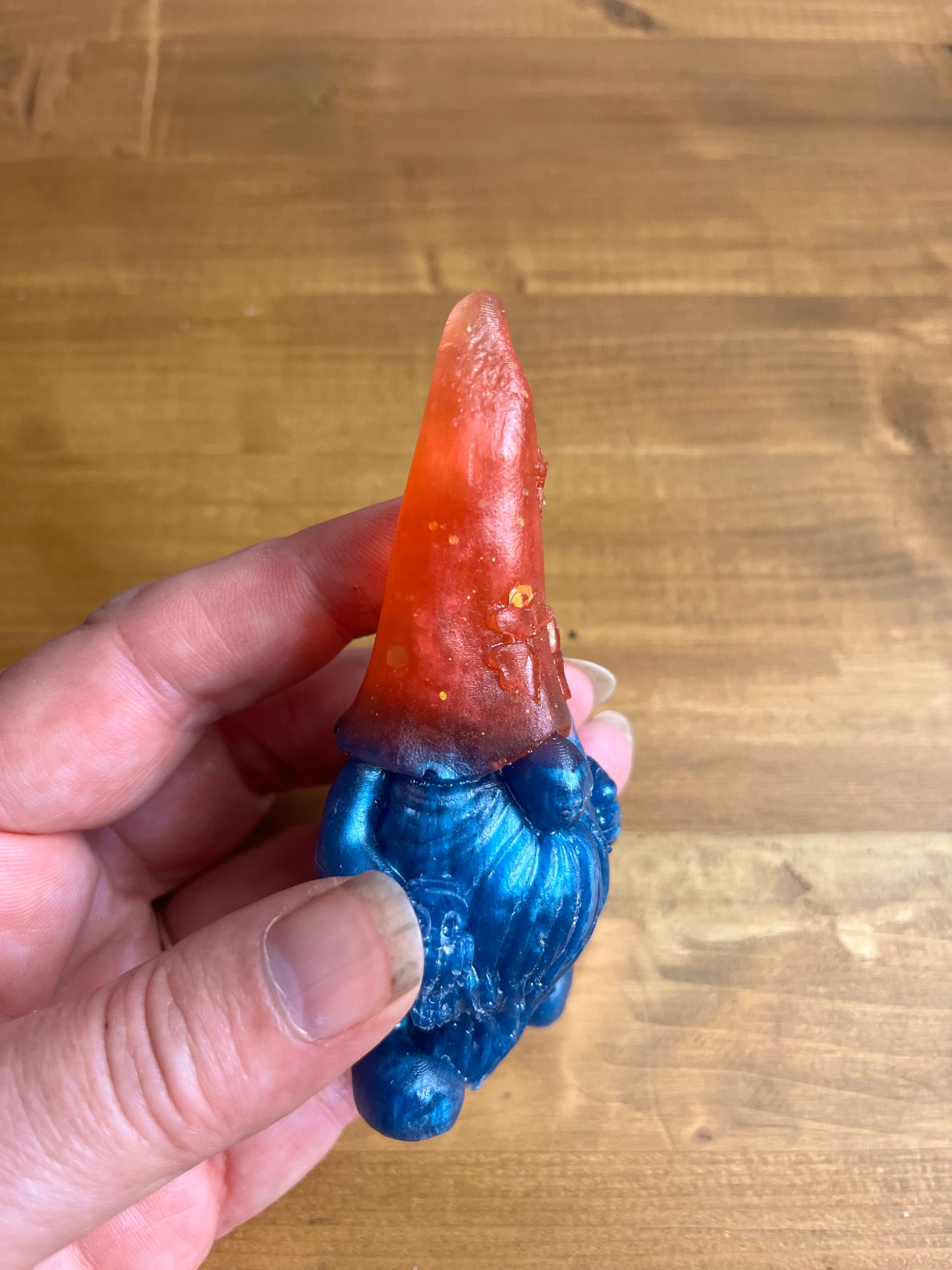 Orangefarbene Gonk-Figur, bunte Harz-Gnom-Statue mit blauem Sockel