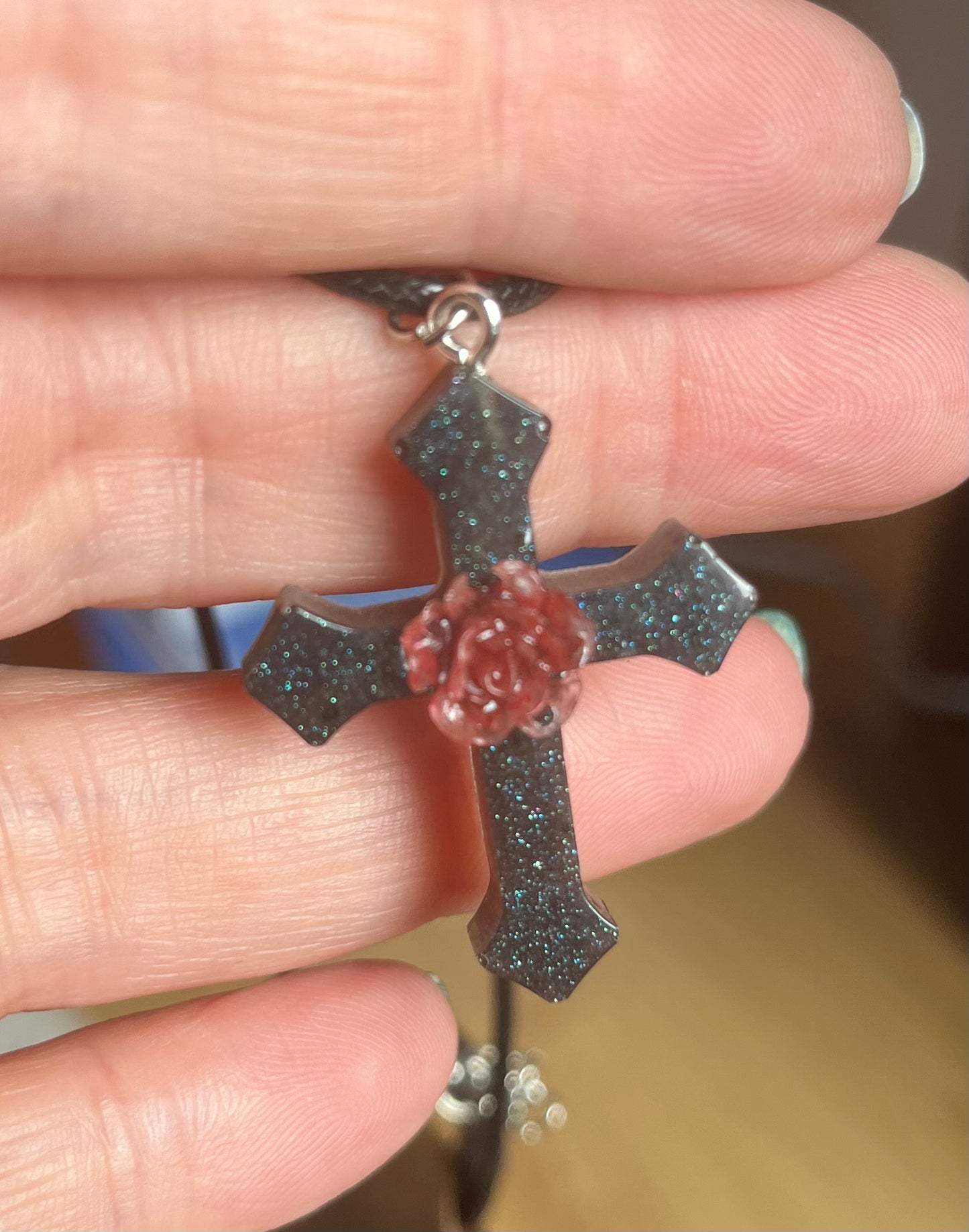 Schwarze Kreuzkette mit rotem Rosenanhänger, Gothic-Charme an Nylonkordel