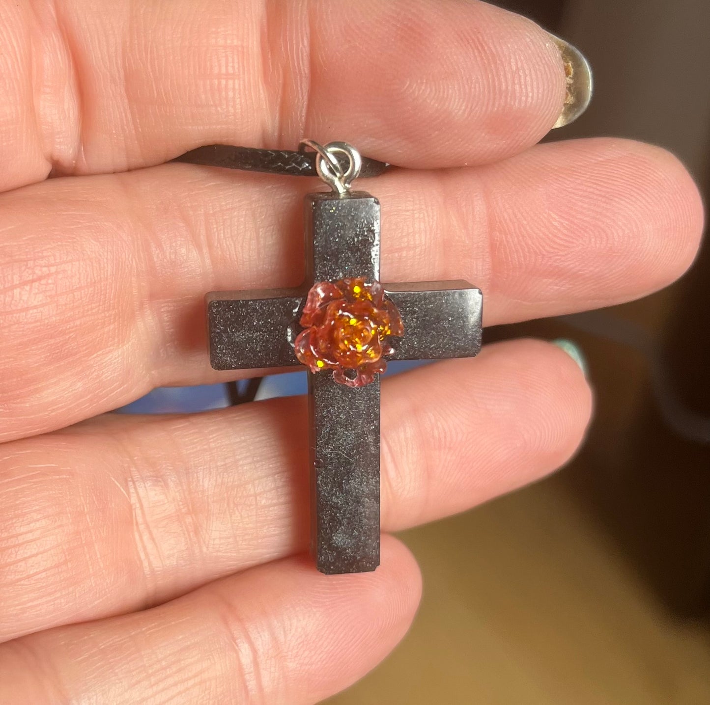 Schwarze Kreuzkette mit rotem Rosenanhänger, Gothic-Charme an Nylonkordel