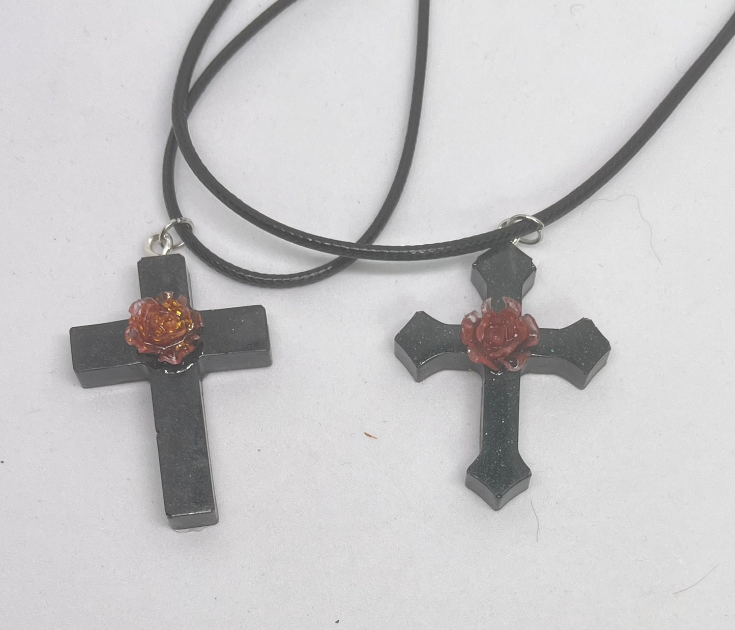 Schwarze Kreuzkette mit rotem Rosenanhänger, Gothic-Charme an Nylonkordel
