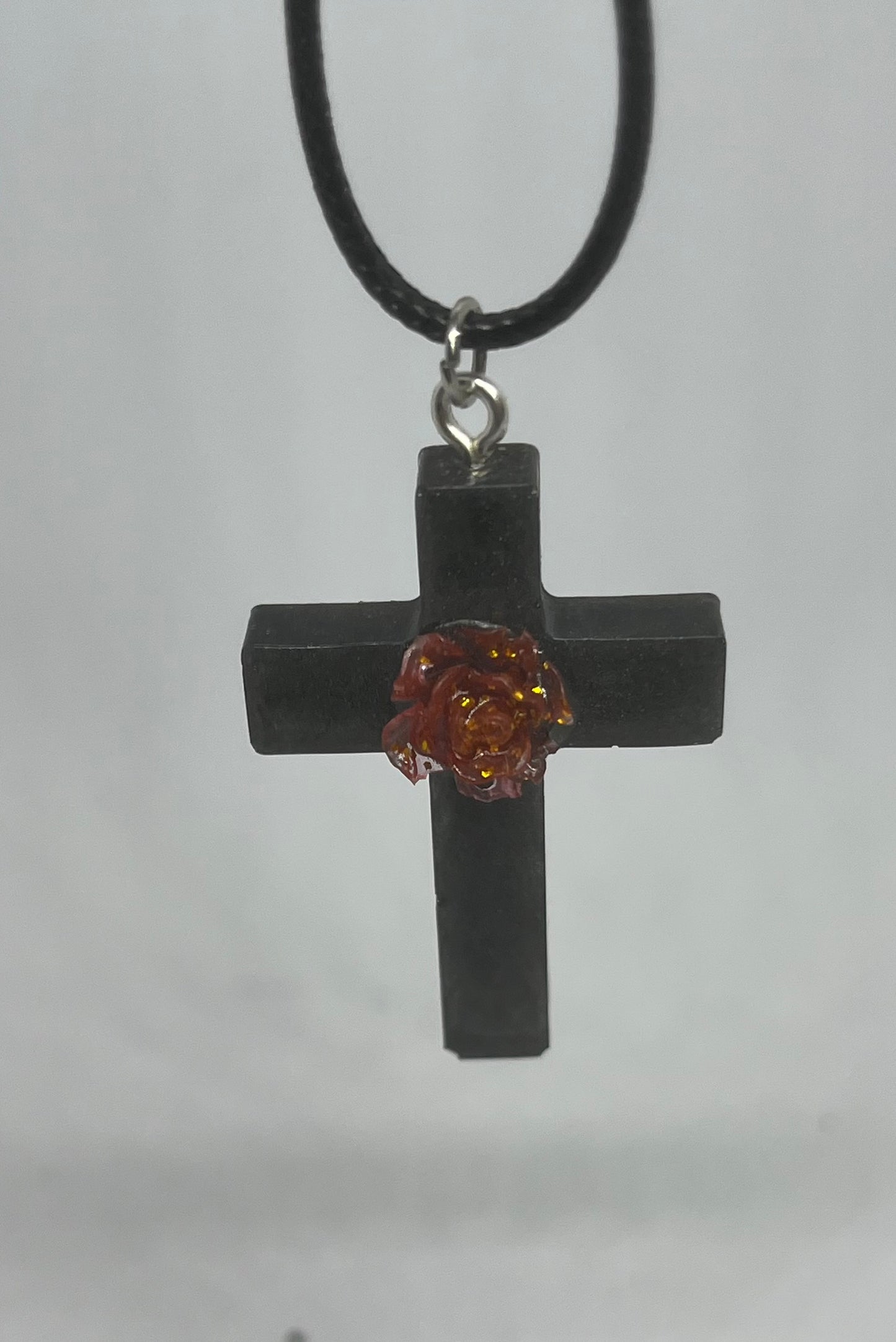 Schwarze Kreuzkette mit rotem Rosenanhänger, Gothic-Charme an Nylonkordel
