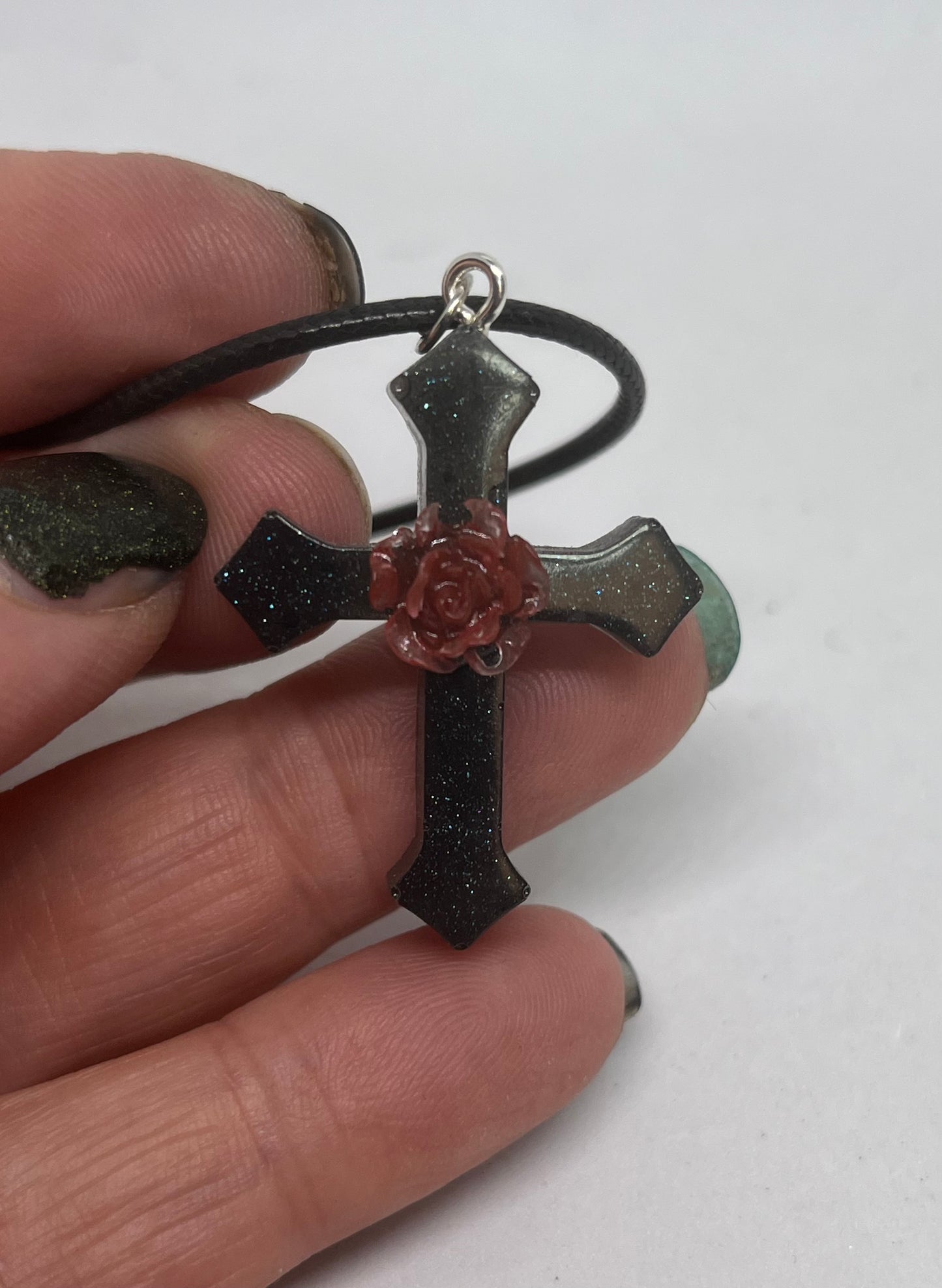 Schwarze Kreuzkette mit rotem Rosenanhänger, Gothic-Charme an Nylonkordel