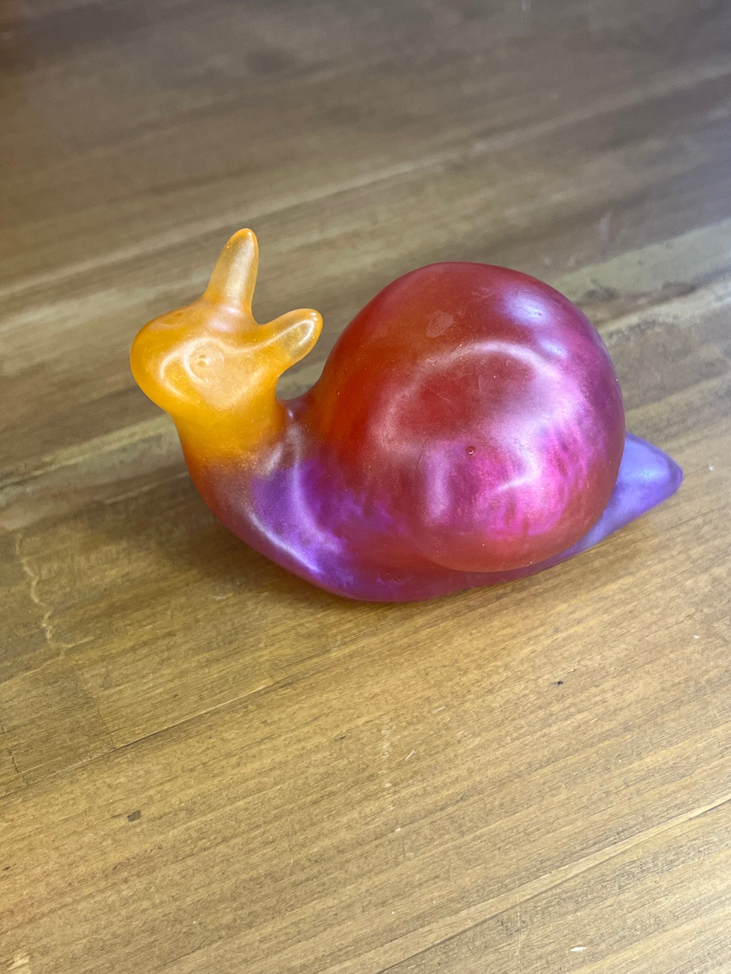 Bunte rosafarbene Schneckenfigur, Kunstskulptur für die Heimdekoration