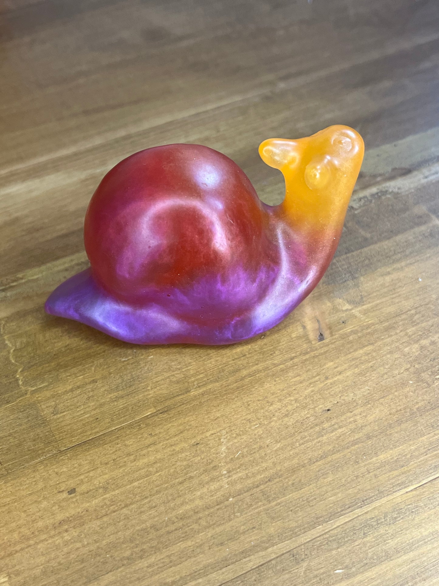 Bunte rosafarbene Schneckenfigur, Kunstskulptur für die Heimdekoration