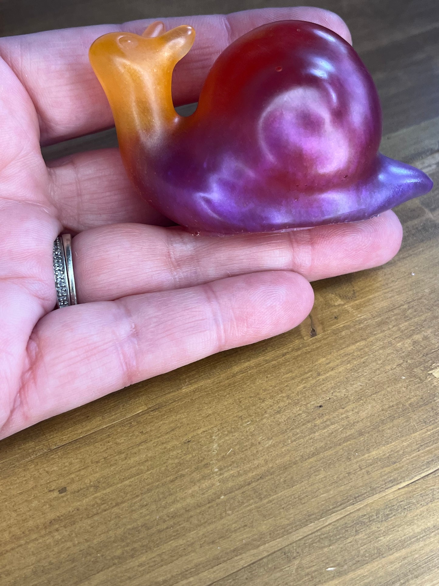 Bunte rosafarbene Schneckenfigur, Kunstskulptur für die Heimdekoration