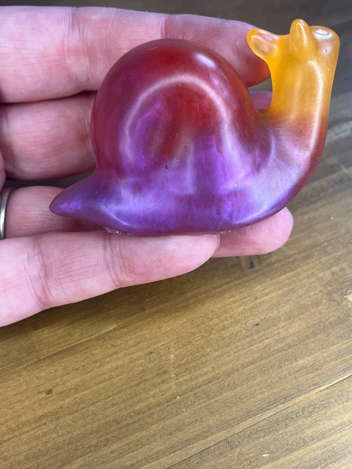 Bunte rosafarbene Schneckenfigur, Kunstskulptur für die Heimdekoration