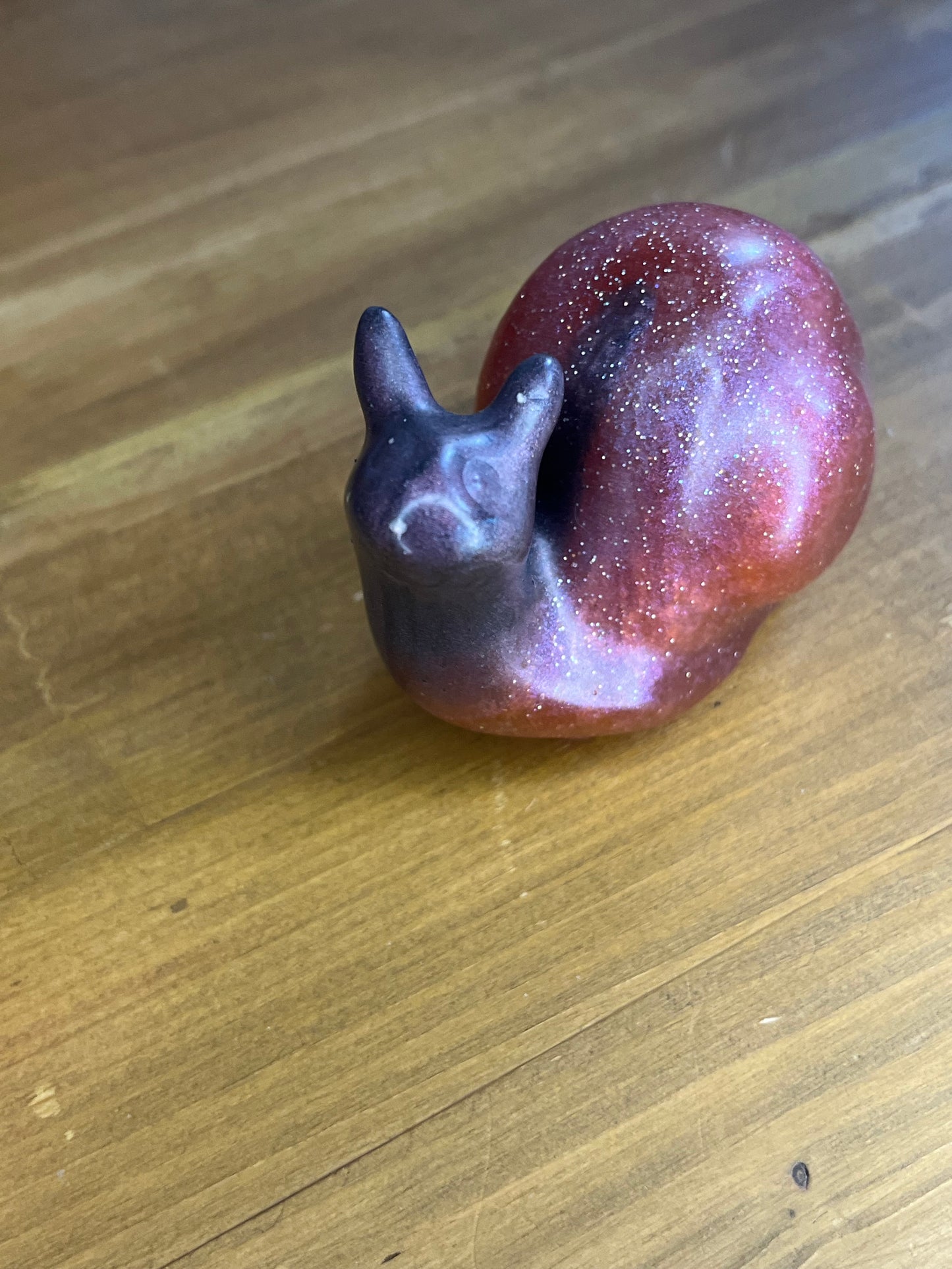 Schwarze Schnecke Deko, Miniatur-Skulptur mit Glitzer-Finish