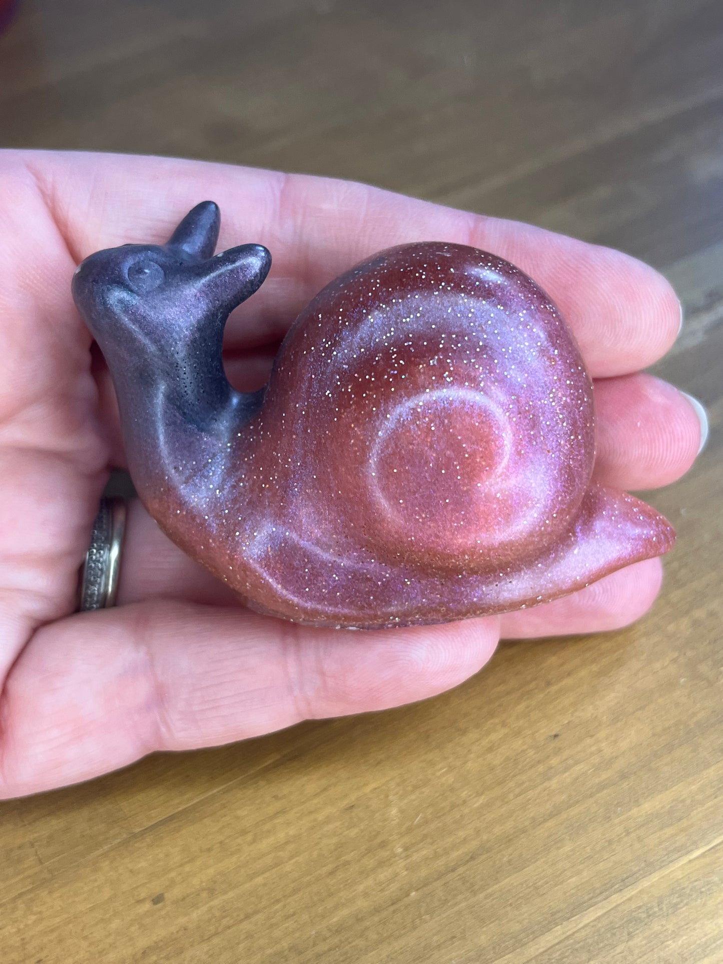 Schwarze Schnecke Deko, Miniatur-Skulptur mit Glitzer-Finish