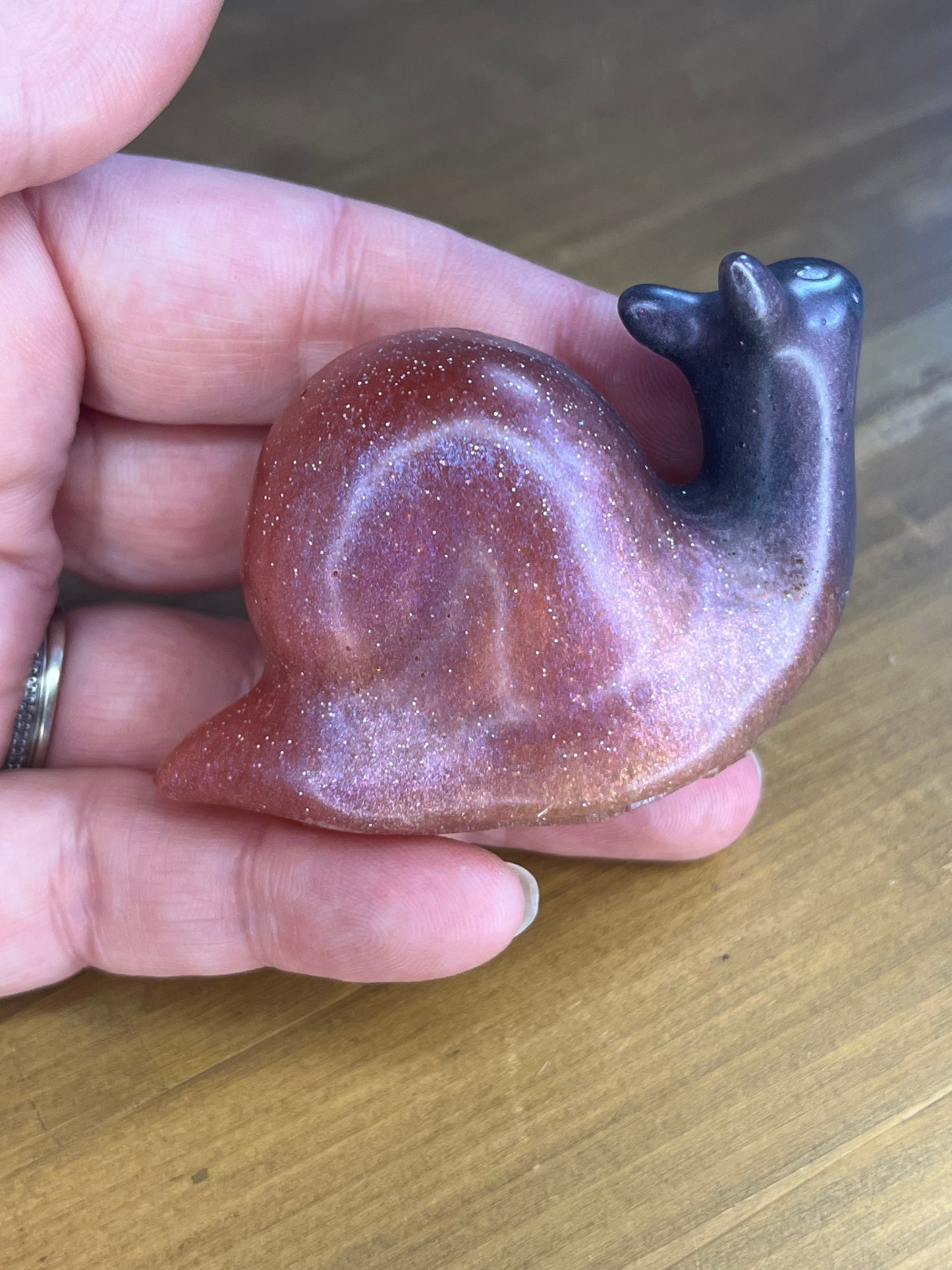 Schwarze Schnecke Deko, Miniatur-Skulptur mit Glitzer-Finish