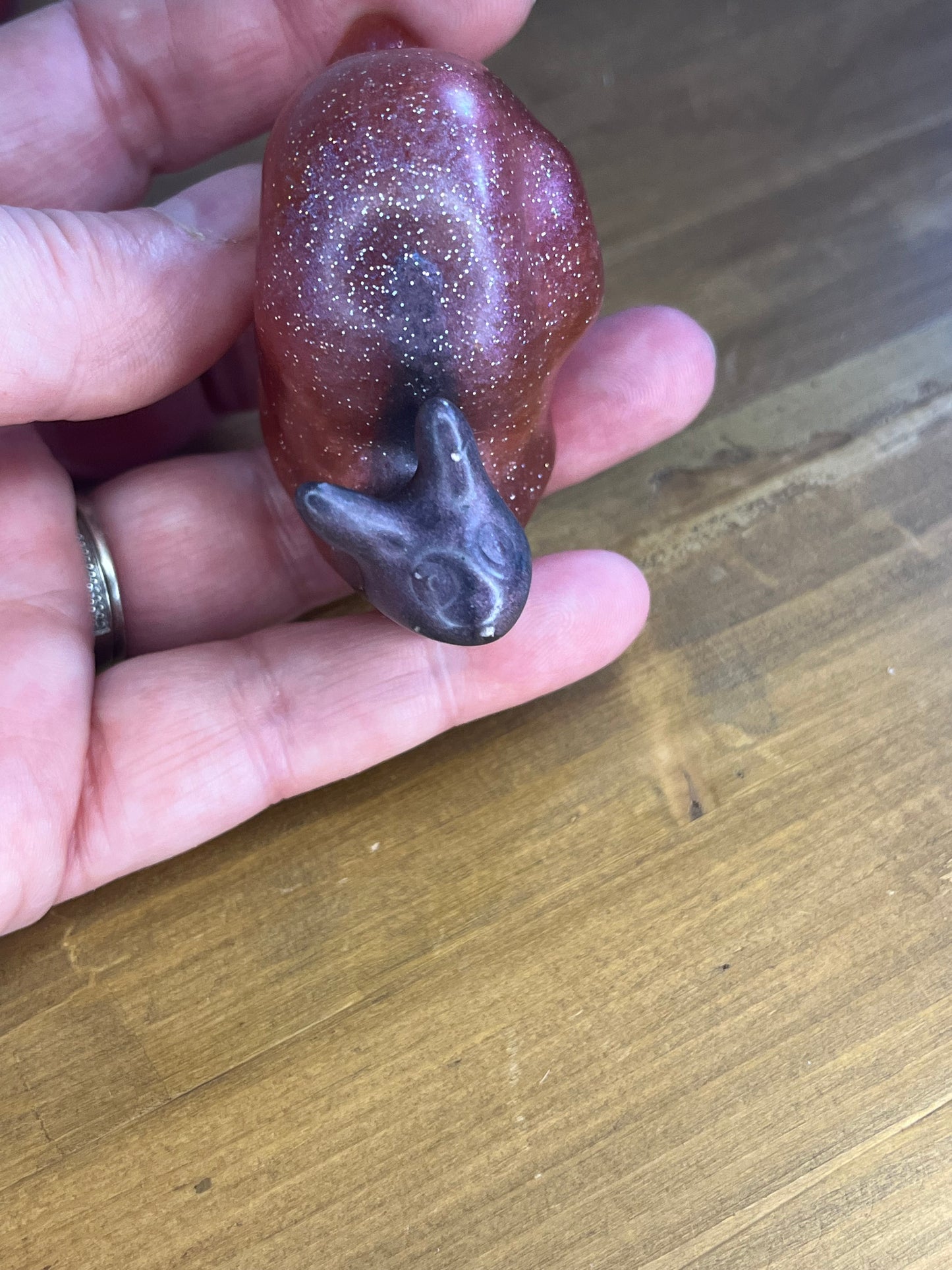 Schwarze Schnecke Deko, Miniatur-Skulptur mit Glitzer-Finish