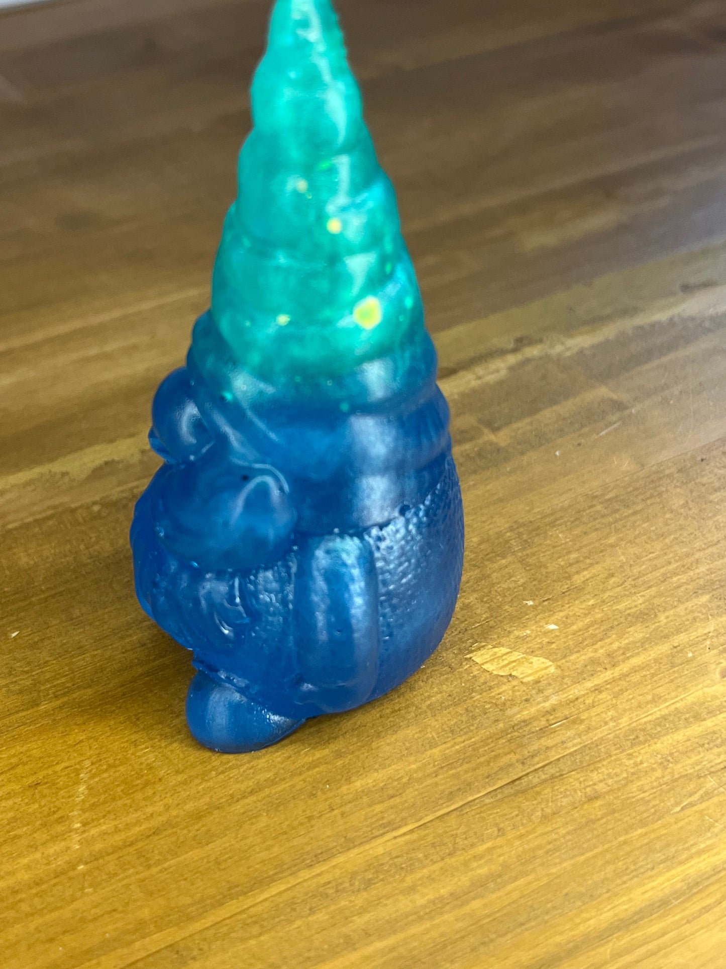 Grüne Gonk-Figur, bunte Wichtelstatue mit fantastischem Design