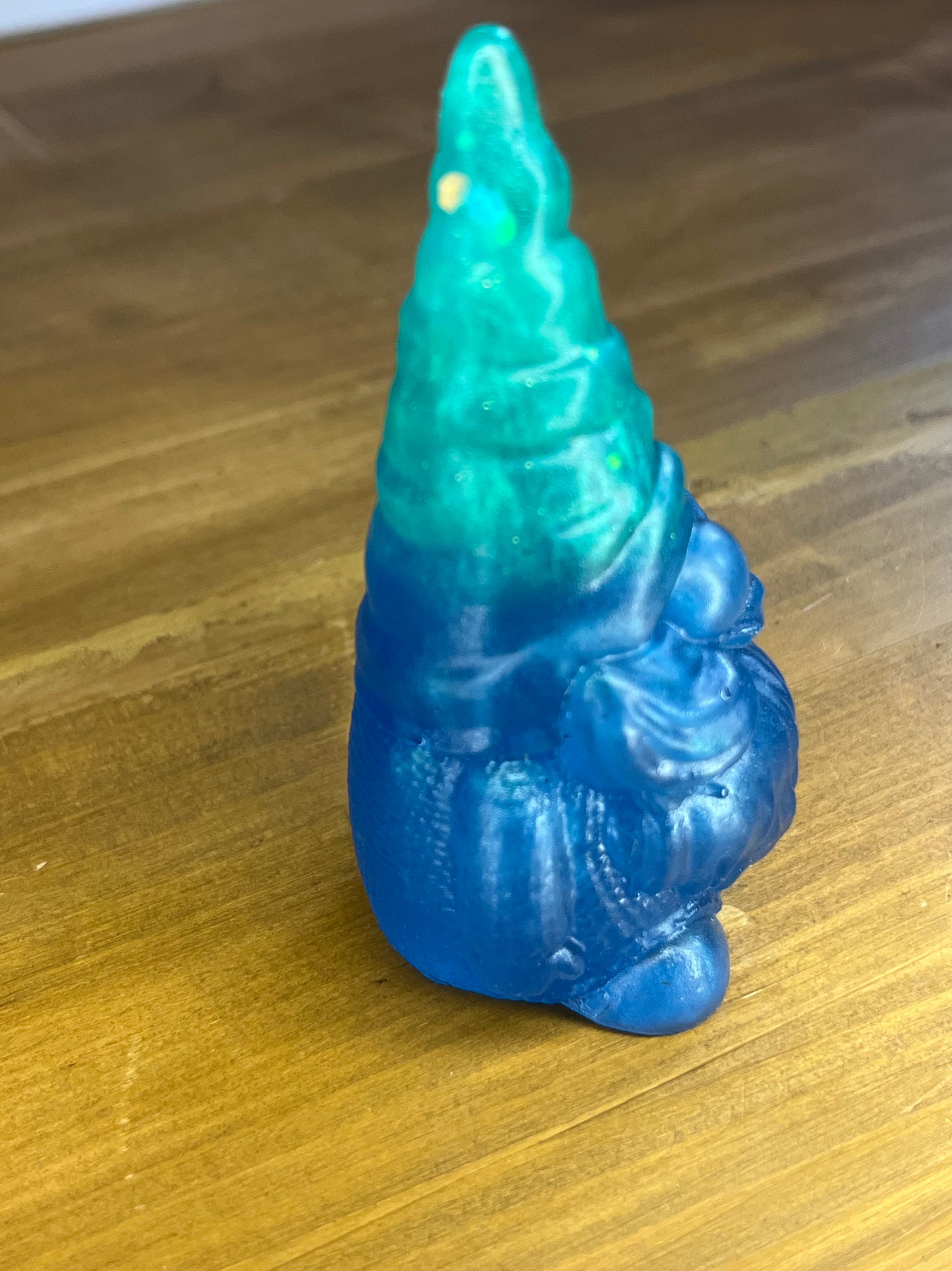 Grüne Gonk-Figur, bunte Wichtelstatue mit fantastischem Design
