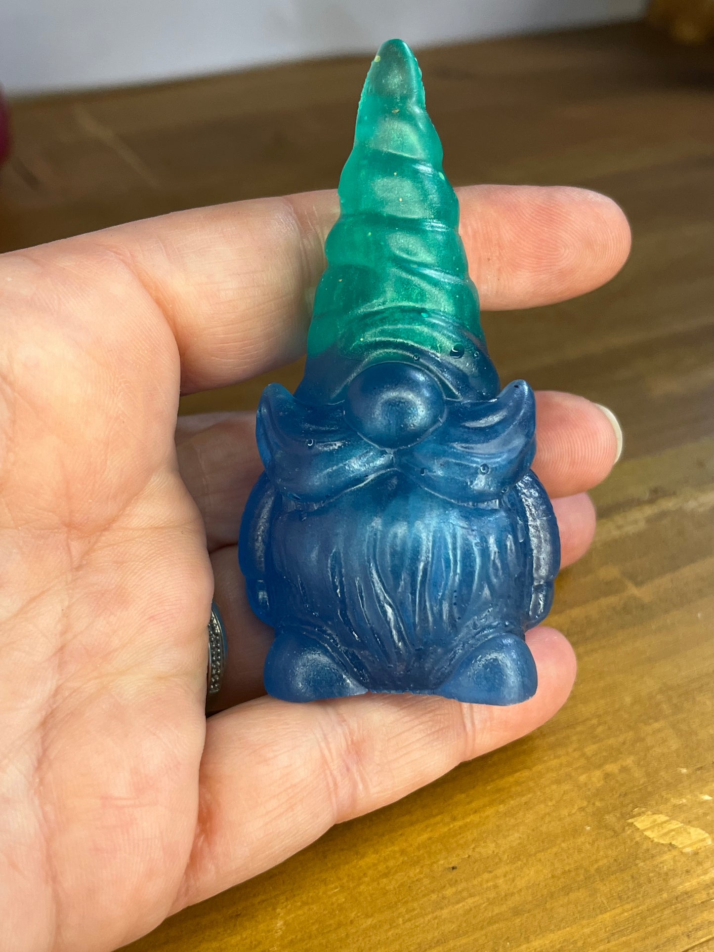 Grüne Gonk-Figur, bunte Wichtelstatue mit fantastischem Design