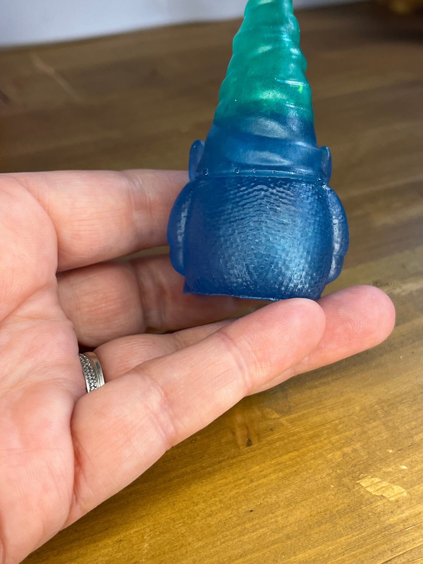 Grüne Gonk-Figur, bunte Wichtelstatue mit fantastischem Design