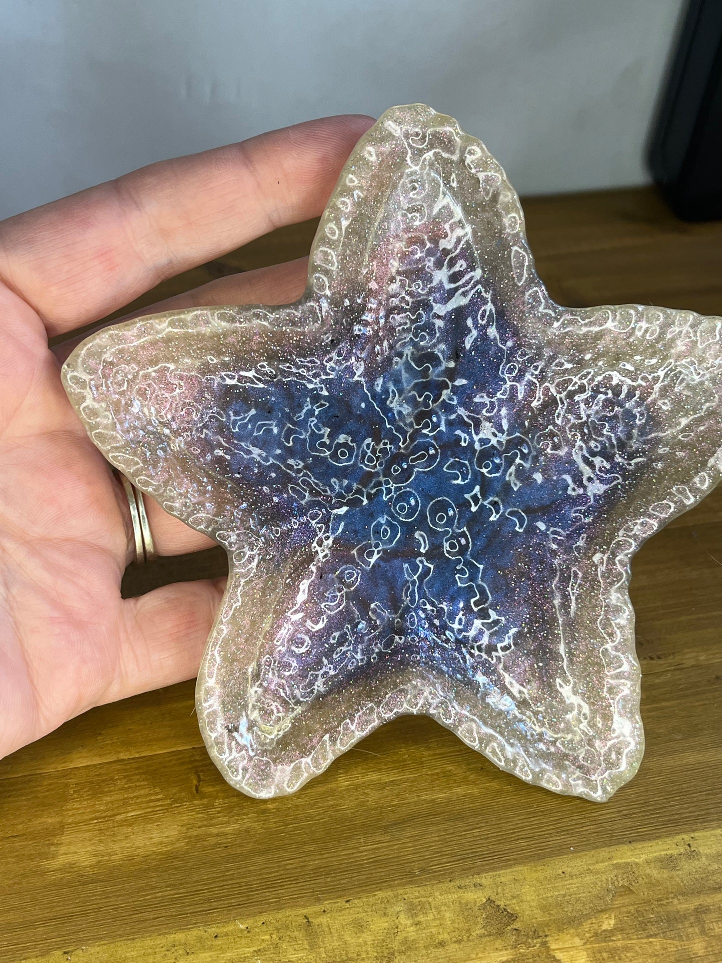 Seestern-Tablett in Blau und Gold, Ozean-inspirierte Dekoration, Schmuckschale aus Harz, Akzent für maritimes Zuhause