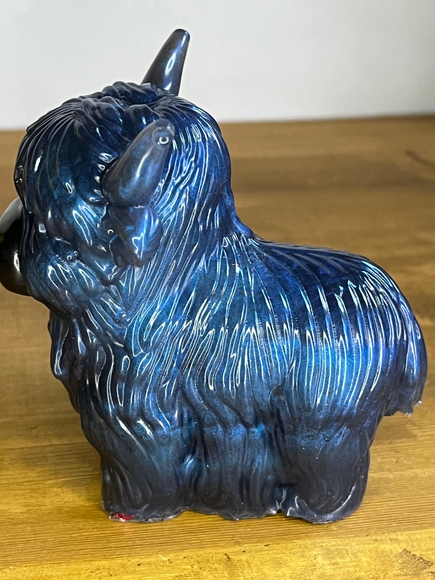 Harzblaue Hochlandrind-Figur, handgefertigtes Sammlergeschenk für Tierliebhaber, rustikaler Bauernhausstil