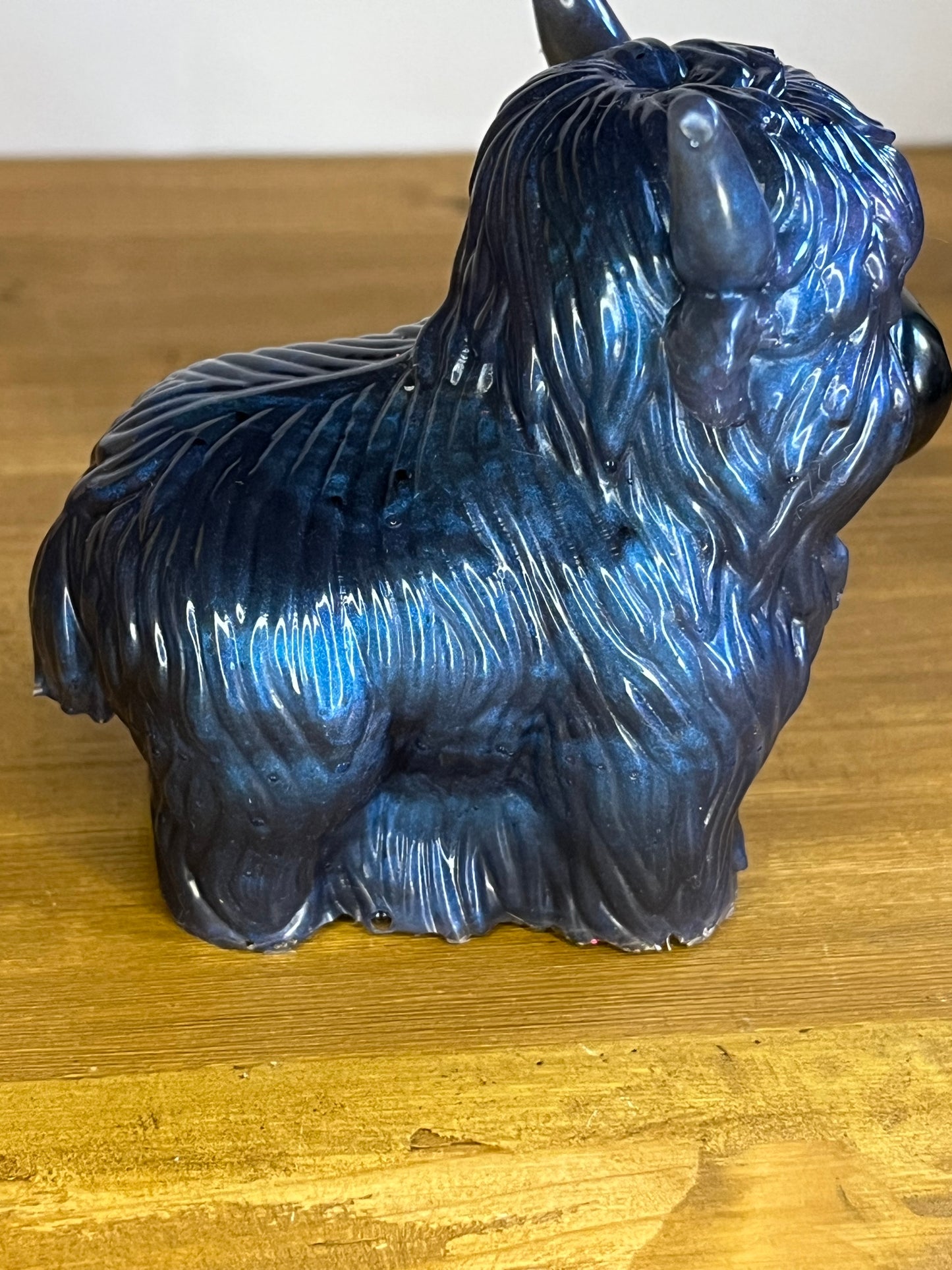 Harzblaue Hochlandrind-Figur, handgefertigtes Sammlergeschenk für Tierliebhaber, rustikaler Bauernhausstil