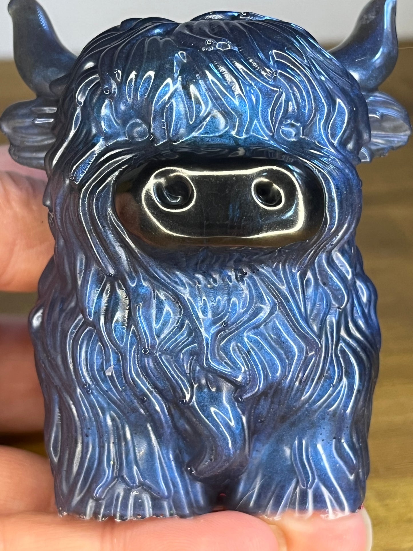 Harzblaue Hochlandrind-Figur, handgefertigtes Sammlergeschenk für Tierliebhaber, rustikaler Bauernhausstil