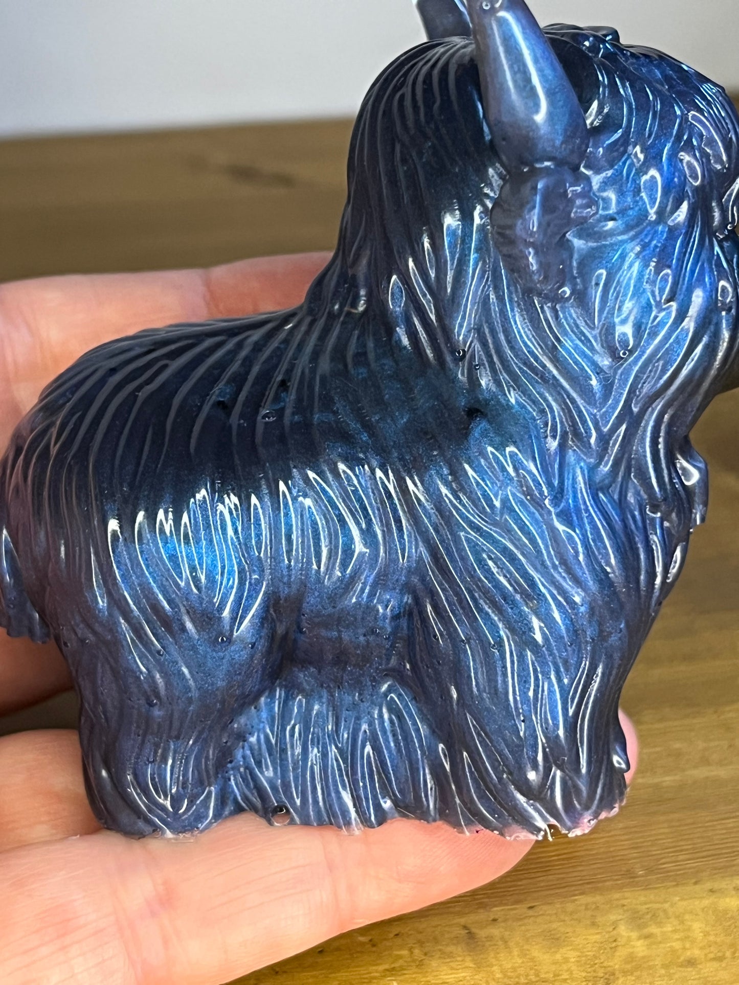 Harzblaue Hochlandrind-Figur, handgefertigtes Sammlergeschenk für Tierliebhaber, rustikaler Bauernhausstil