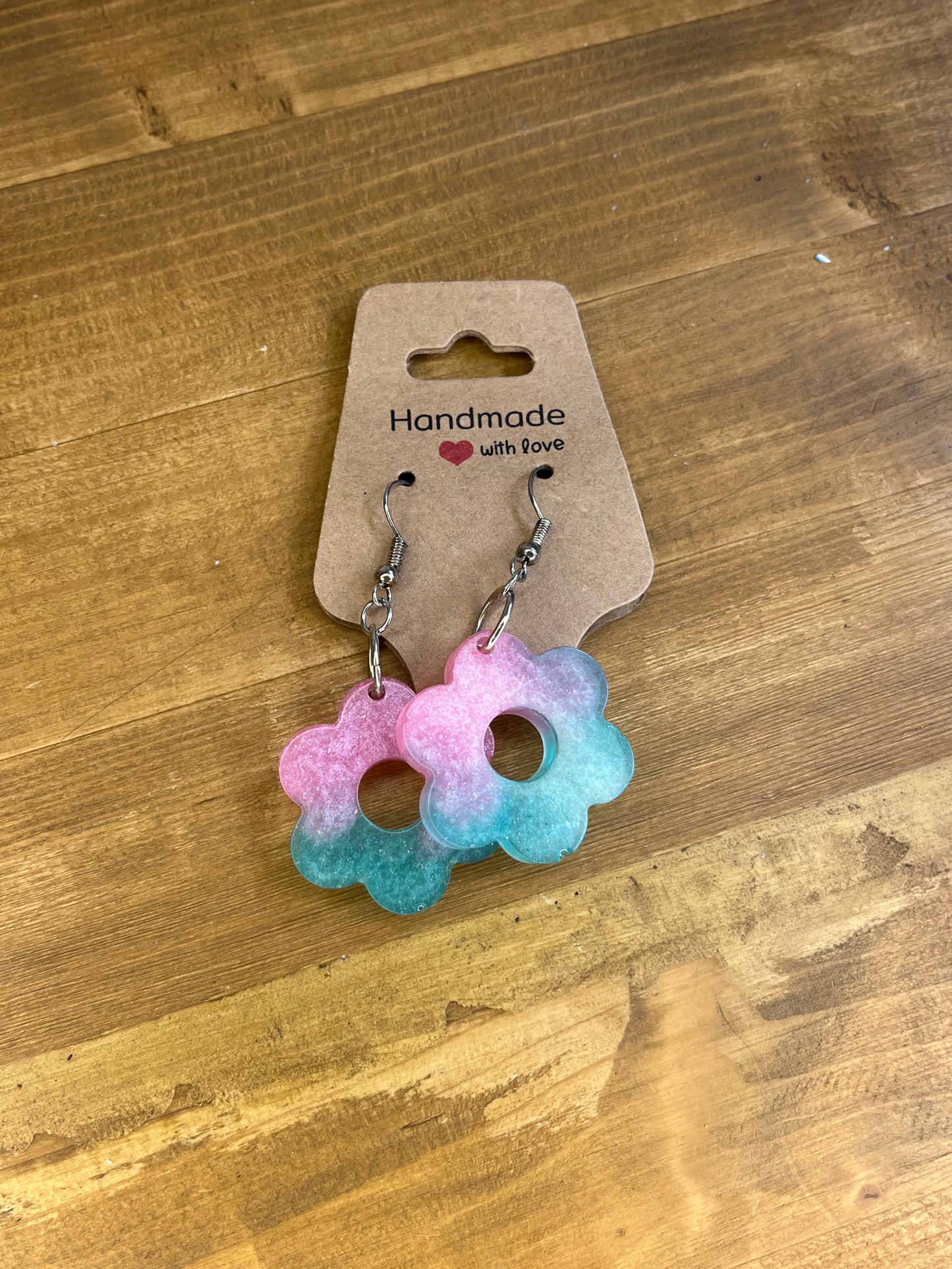 Grüne und pinke Gänseblümchen-Ohrringe aus Kunstharz, handgemachter, farbenfroher Blumenschmuck, sommerliche Boho-Accessoires,