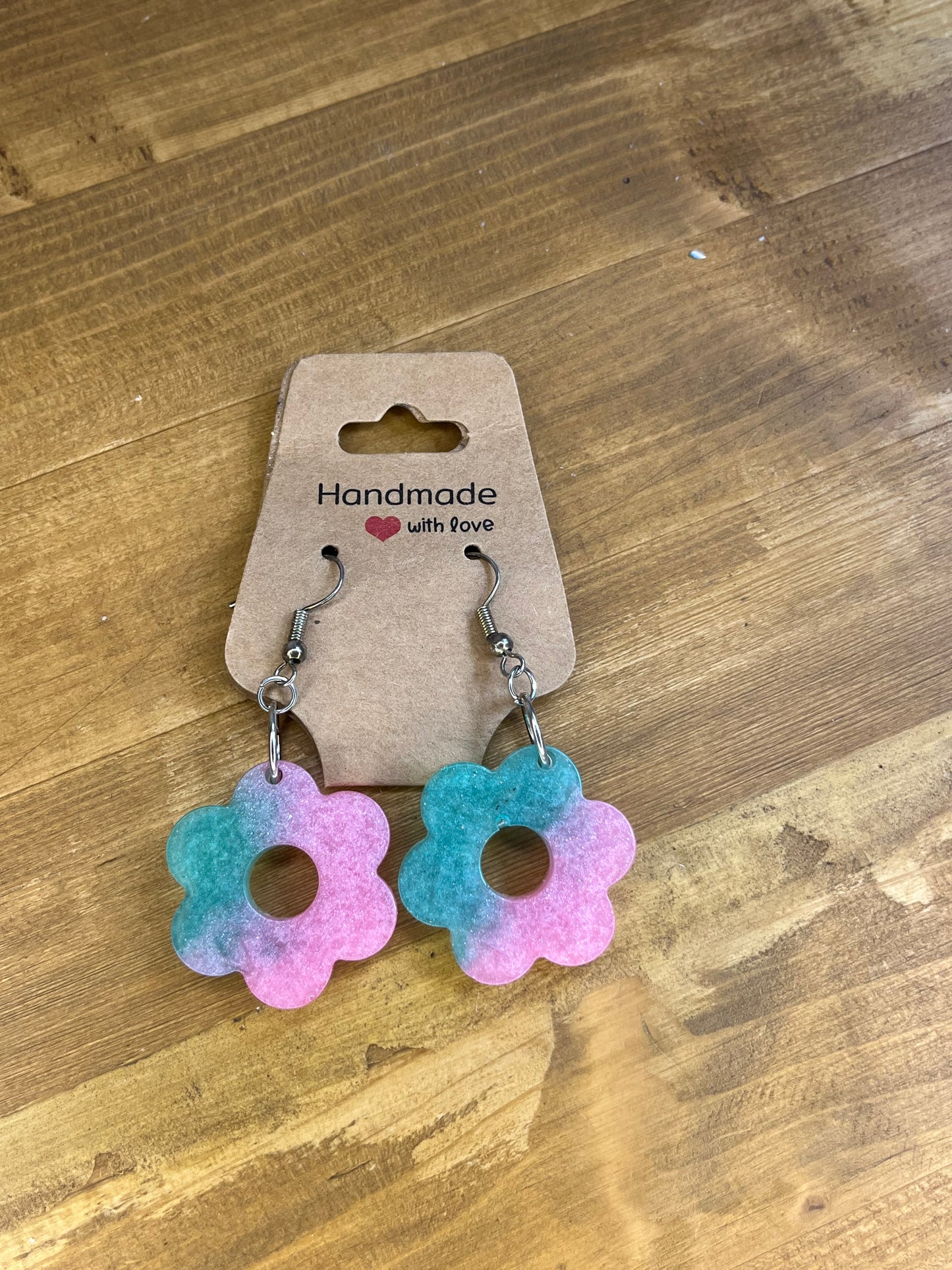 Grüne und pinke Gänseblümchen-Ohrringe aus Kunstharz, handgemachter, farbenfroher Blumenschmuck, sommerliche Boho-Accessoires,