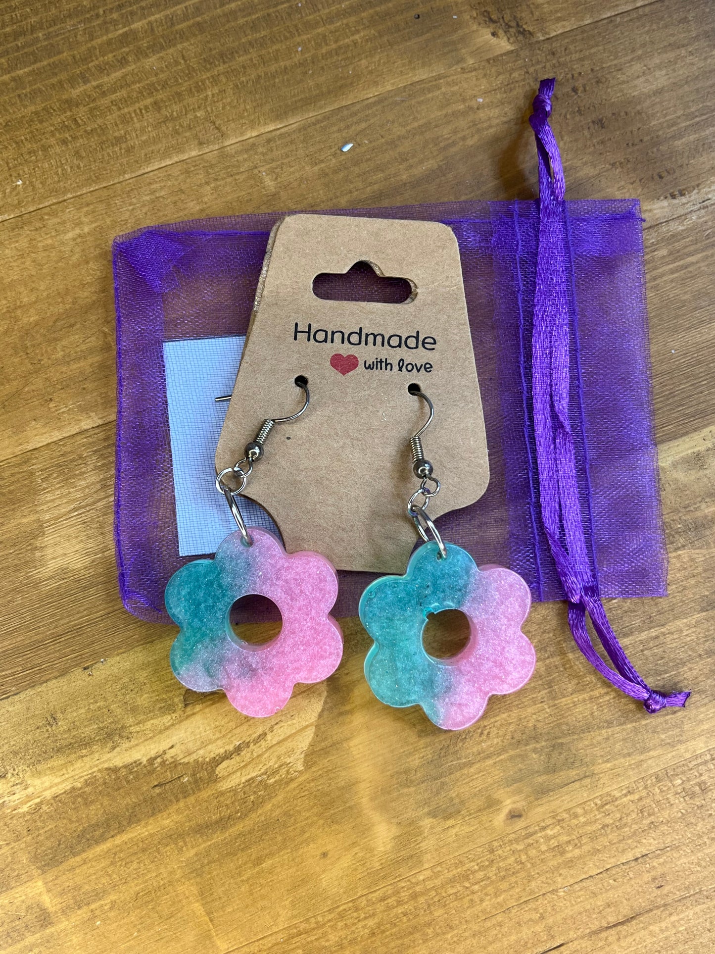 Grüne und pinke Gänseblümchen-Ohrringe aus Kunstharz, handgemachter, farbenfroher Blumenschmuck, sommerliche Boho-Accessoires,
