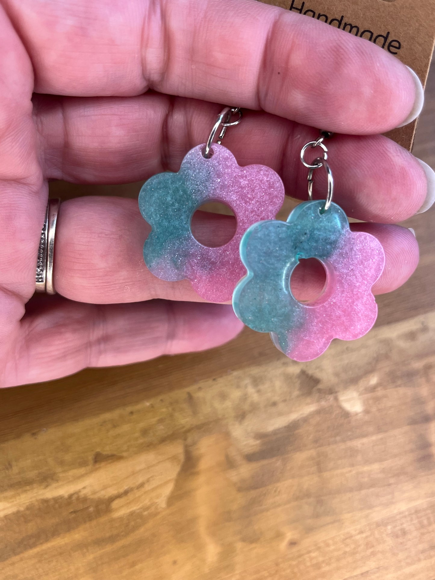 Grüne und pinke Gänseblümchen-Ohrringe aus Kunstharz, handgemachter, farbenfroher Blumenschmuck, sommerliche Boho-Accessoires,