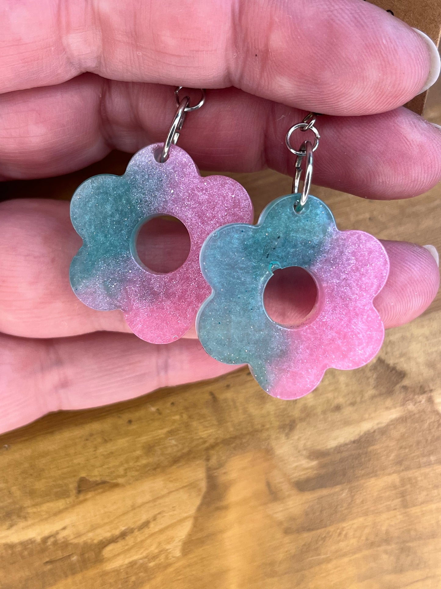 Grüne und pinke Gänseblümchen-Ohrringe aus Kunstharz, handgemachter, farbenfroher Blumenschmuck, sommerliche Boho-Accessoires,