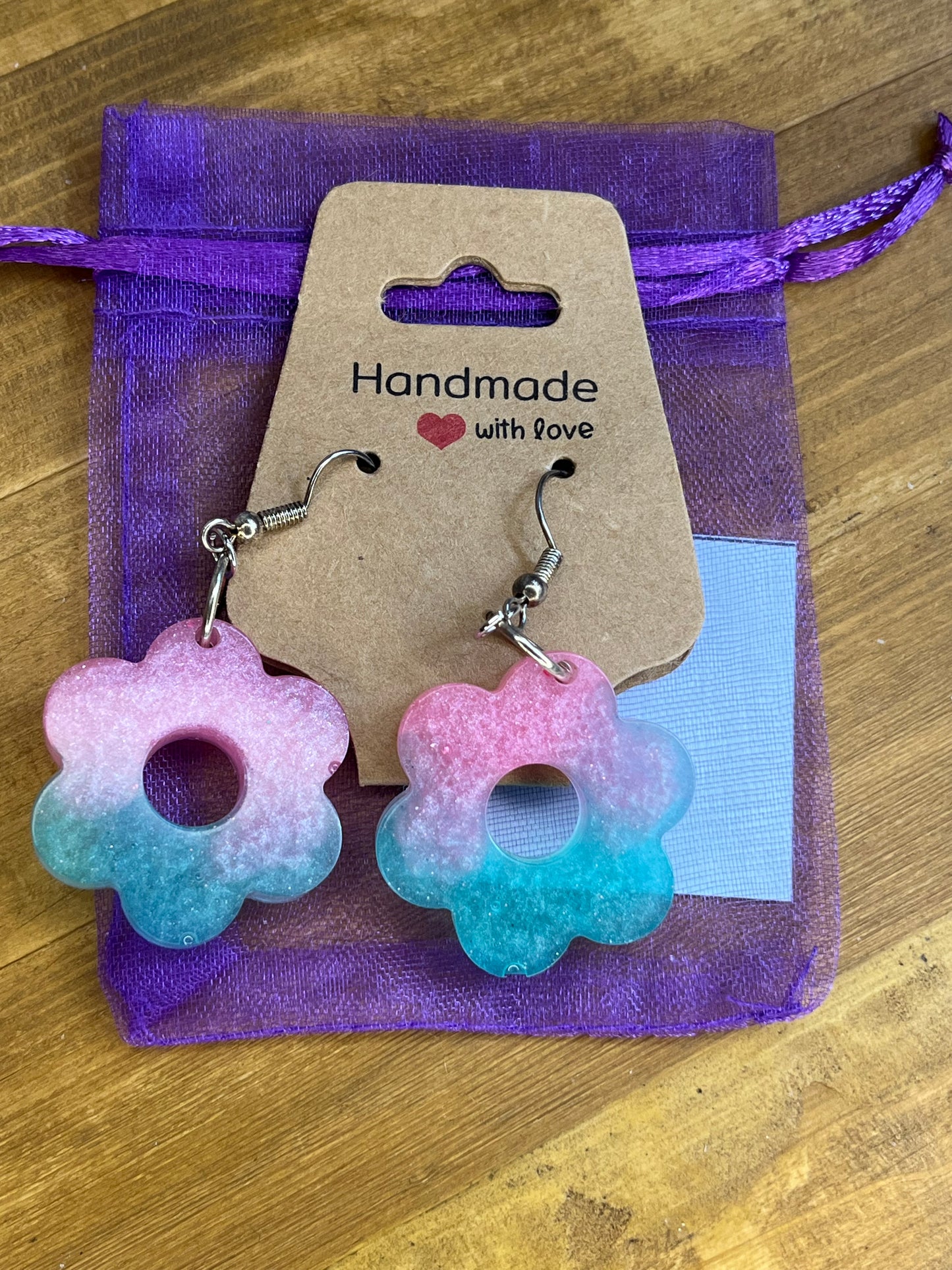 Grüne und pinke Gänseblümchen-Ohrringe aus Kunstharz, handgemachter, farbenfroher Blumenschmuck, sommerliche Boho-Accessoires,