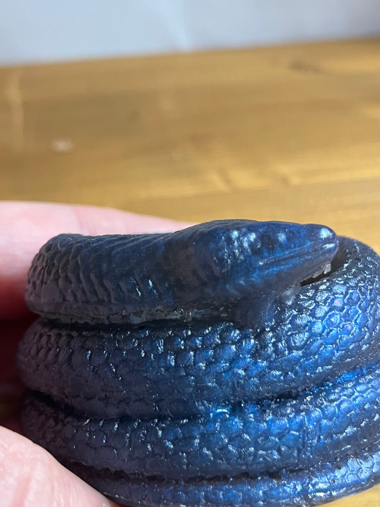 Blauer Schlangen-Teelichthalter