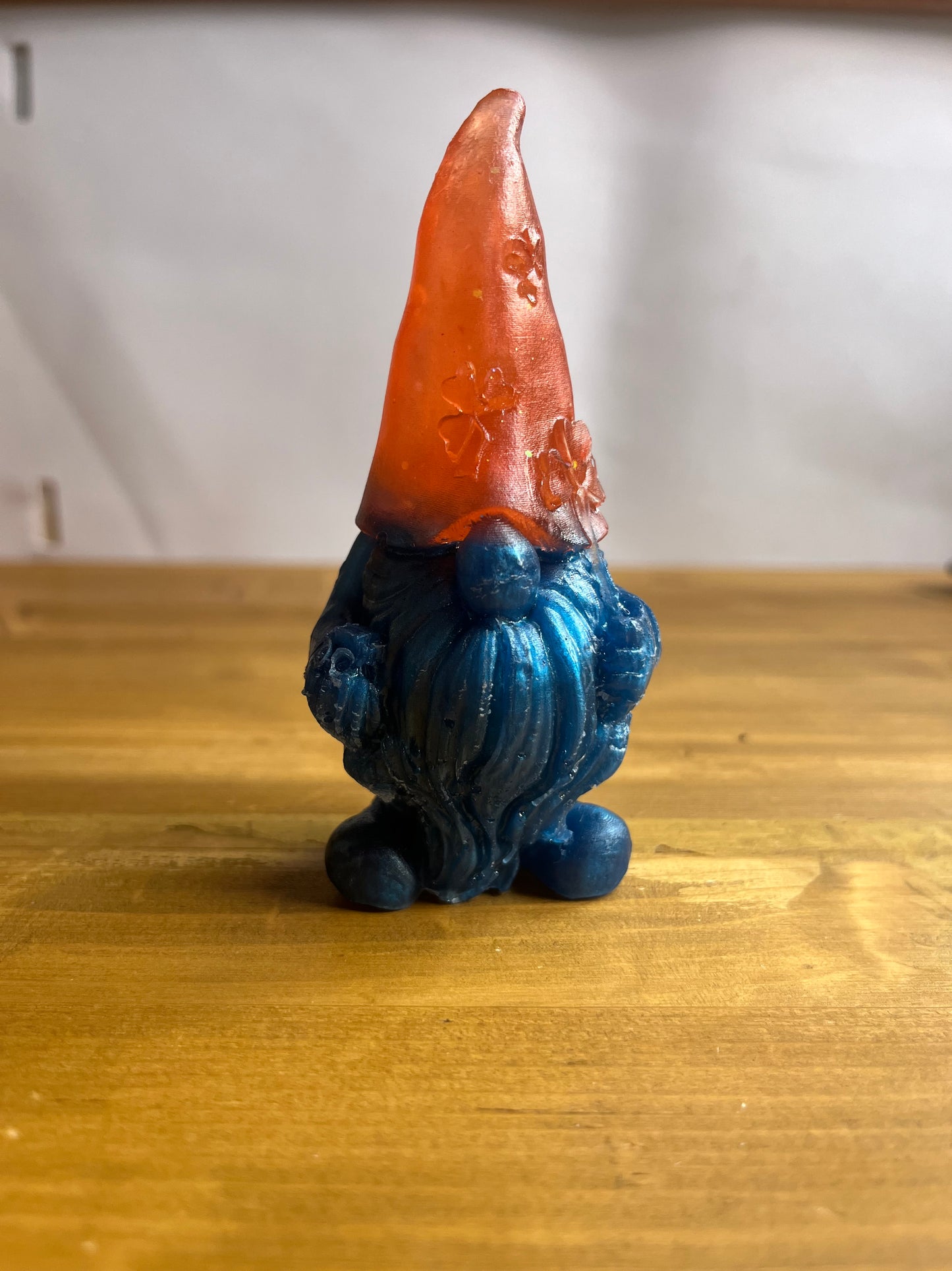 Orangefarbene Gonk-Figur, bunte Harz-Gnom-Statue mit blauem Sockel