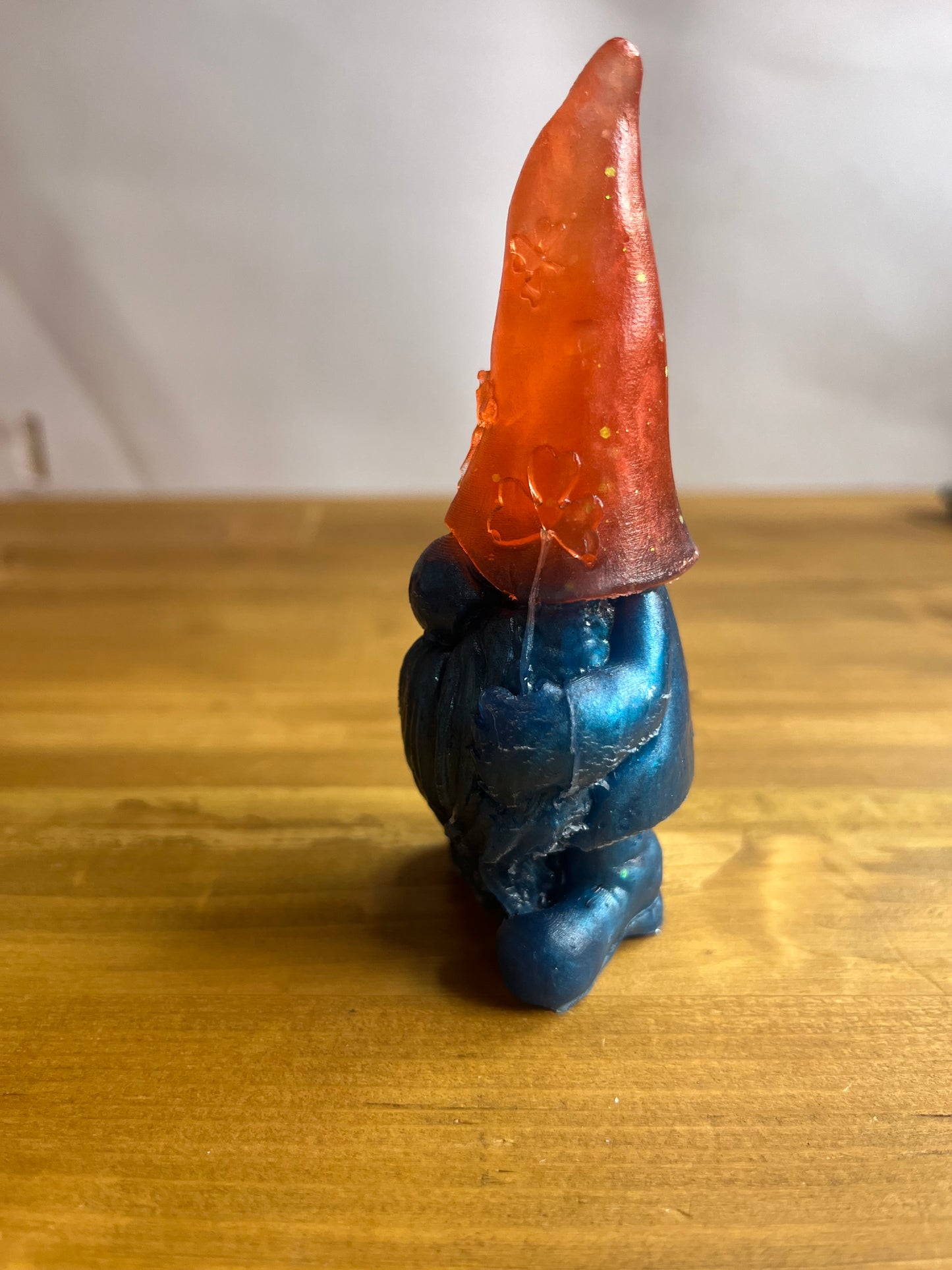 Orangefarbene Gonk-Figur, bunte Harz-Gnom-Statue mit blauem Sockel