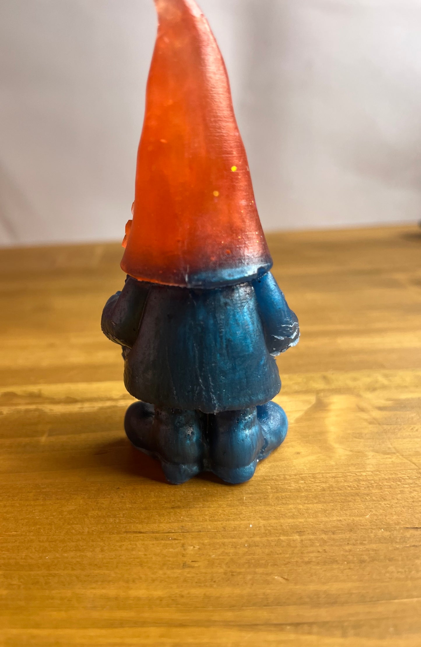 Orangefarbene Gonk-Figur, bunte Harz-Gnom-Statue mit blauem Sockel