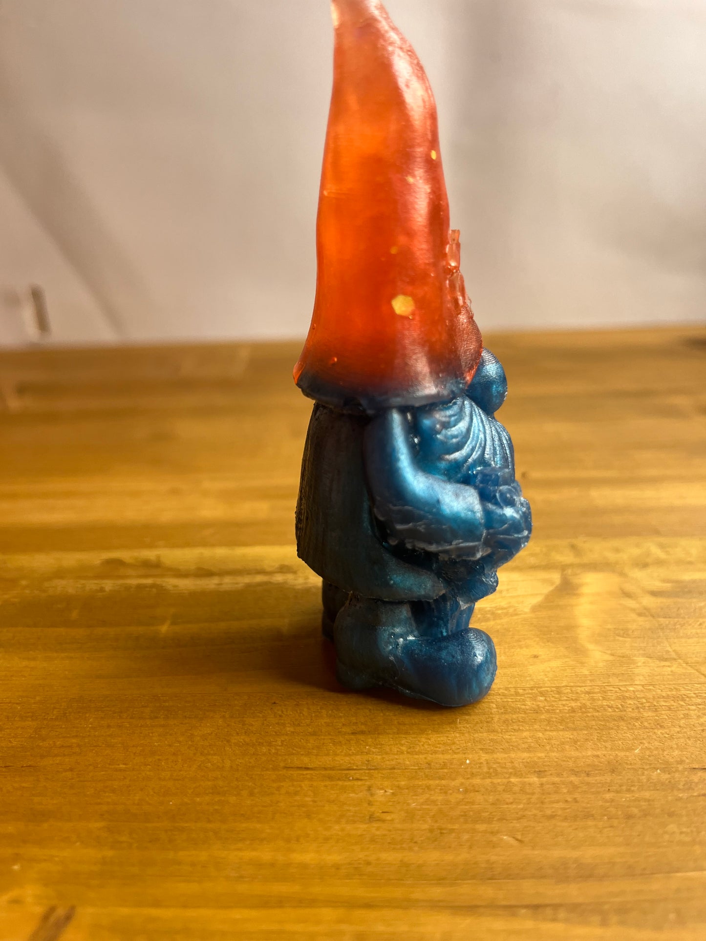 Orangefarbene Gonk-Figur, bunte Harz-Gnom-Statue mit blauem Sockel