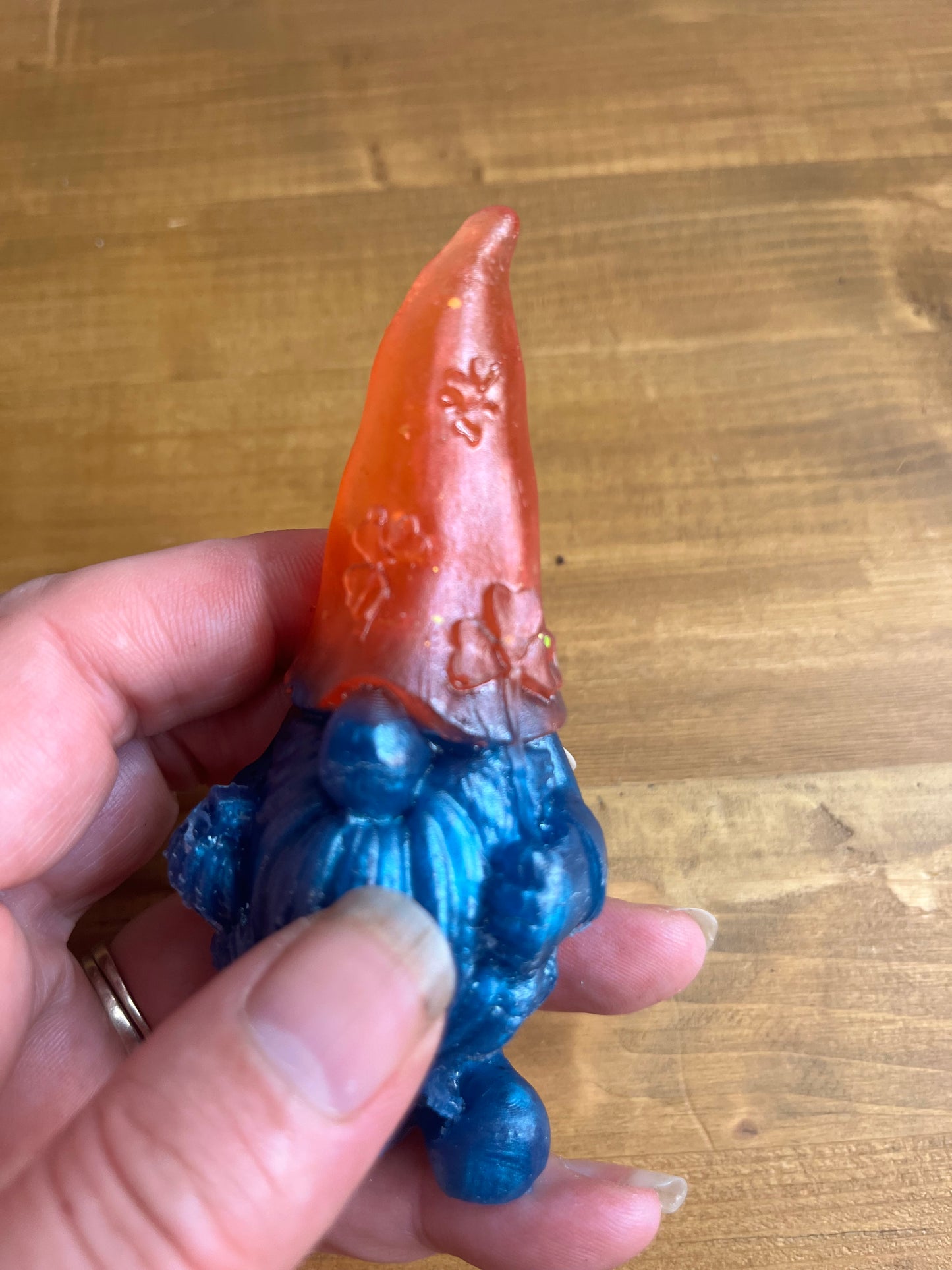 Orangefarbene Gonk-Figur, bunte Harz-Gnom-Statue mit blauem Sockel