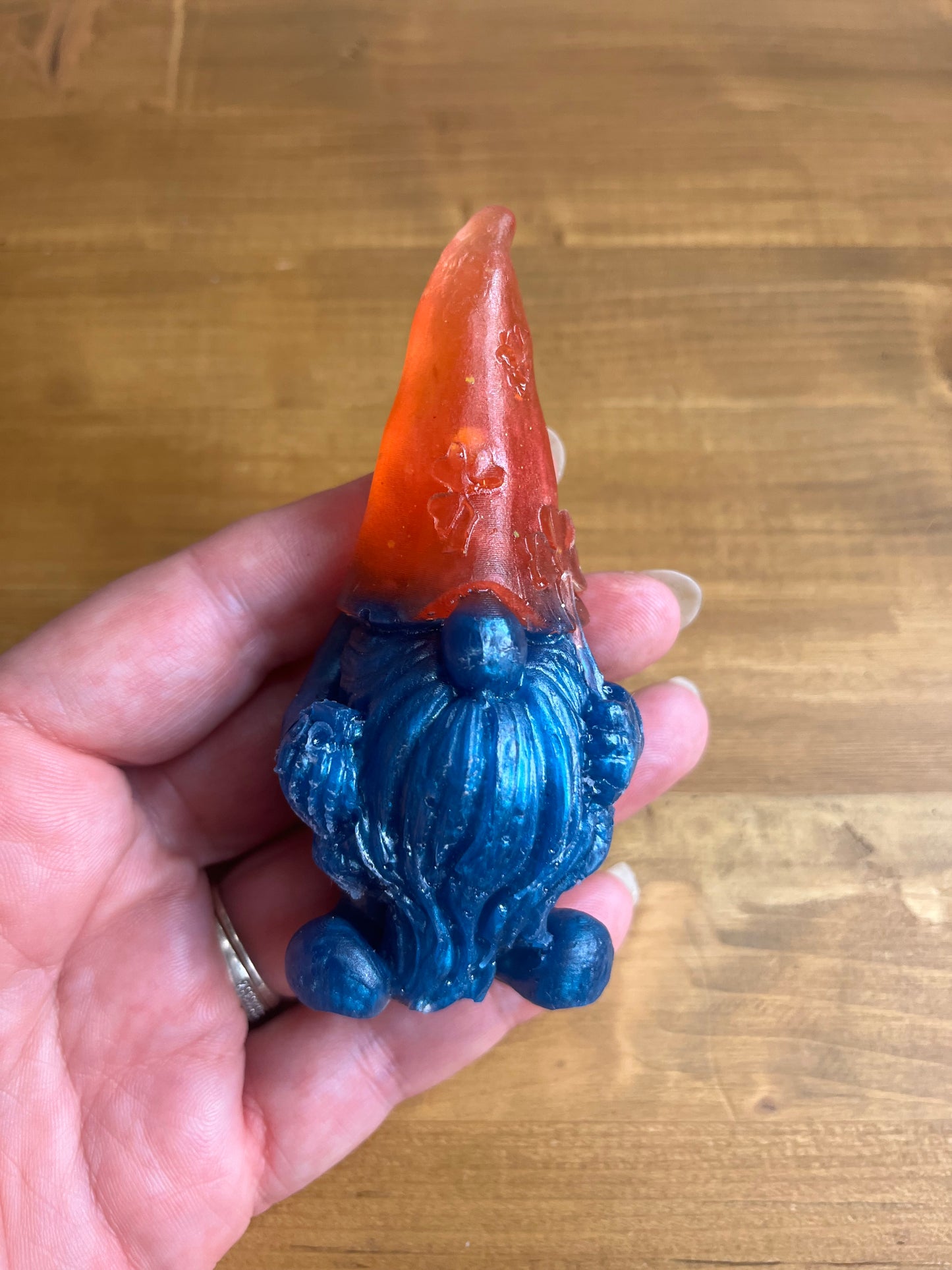 Orangefarbene Gonk-Figur, bunte Harz-Gnom-Statue mit blauem Sockel