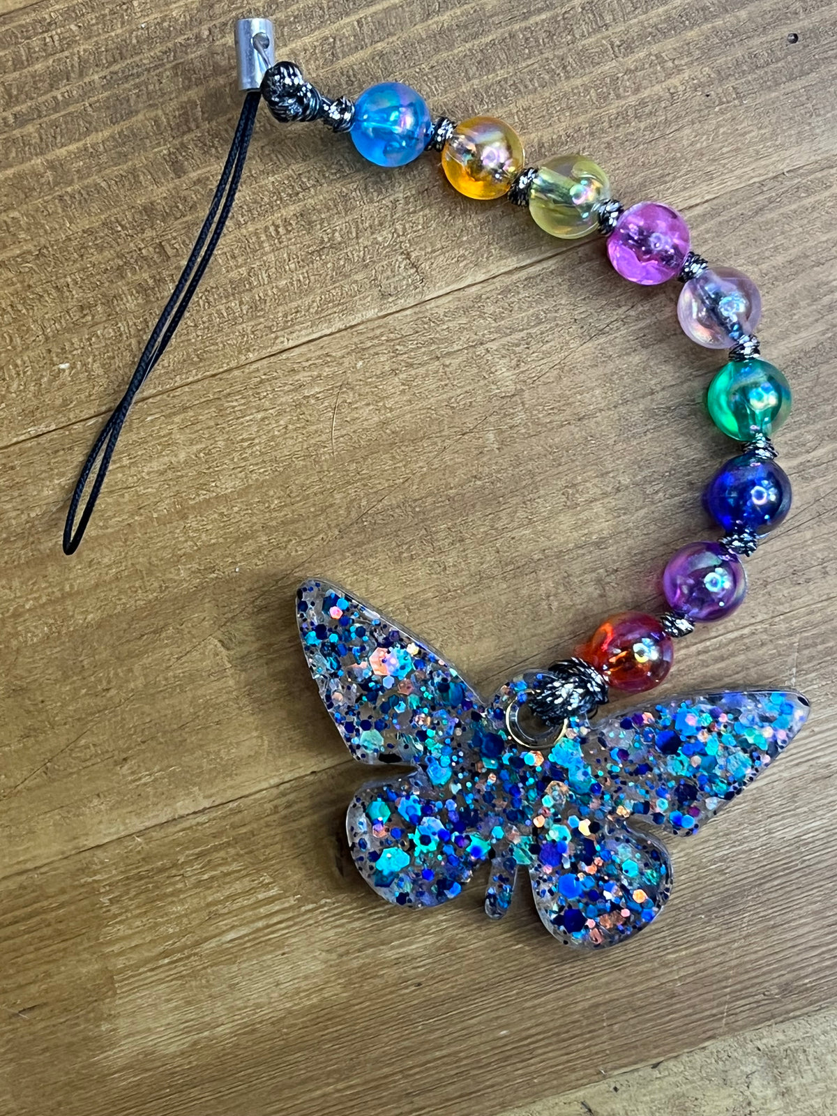Mehrfarbiger Perlen-Handyanhänger mit Schmetterling